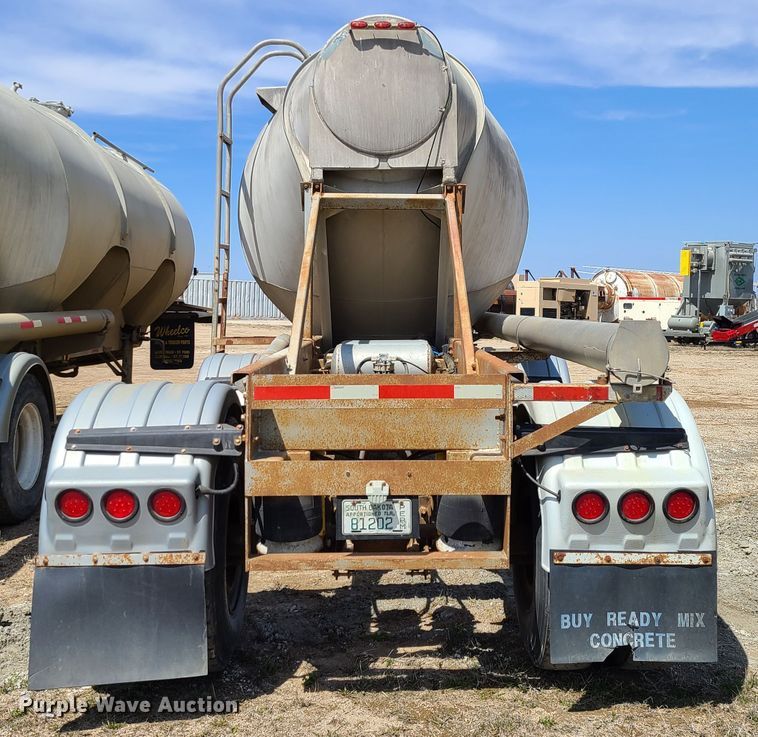 image for item HE9670 1976 Heil  pneumatic dry bulk trailer