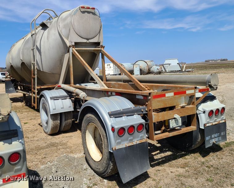 image for item HE9670 1976 Heil  pneumatic dry bulk trailer