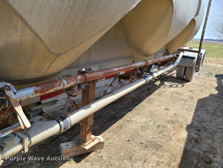 image for item HE9670 1976 Heil  pneumatic dry bulk trailer