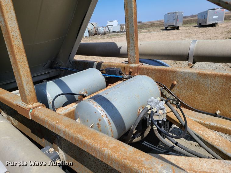 image for item HE9670 1976 Heil  pneumatic dry bulk trailer