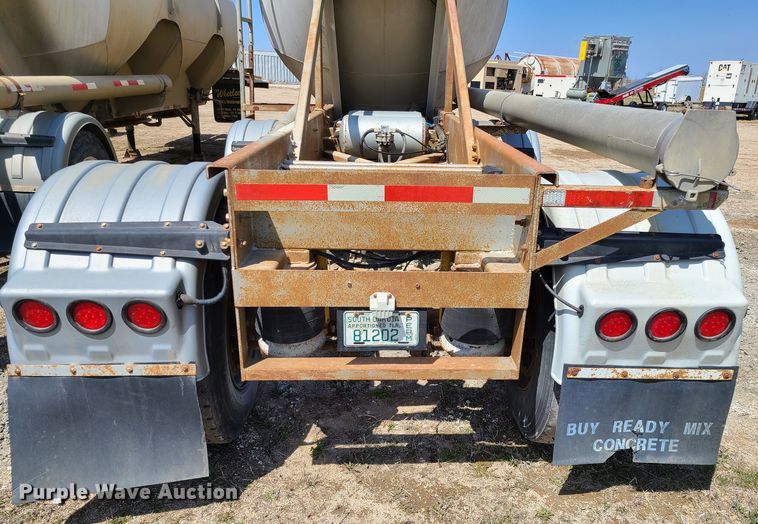 image for item HE9670 1976 Heil  pneumatic dry bulk trailer