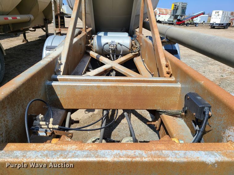 image for item HE9670 1976 Heil  pneumatic dry bulk trailer