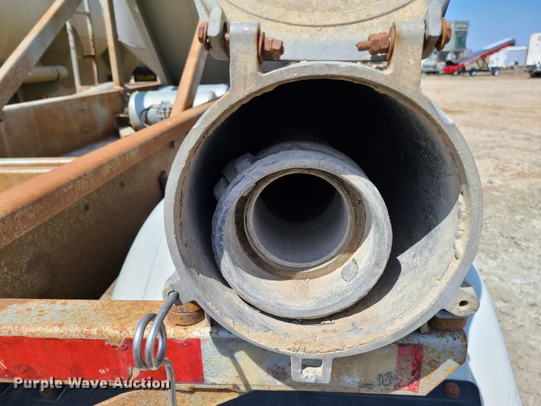 image for item HE9670 1976 Heil  pneumatic dry bulk trailer