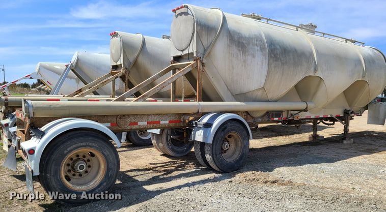 image for item HE9670 1976 Heil  pneumatic dry bulk trailer