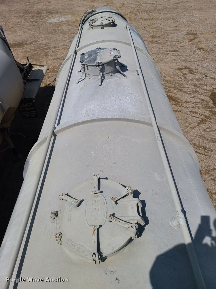 image for item HE9670 1976 Heil  pneumatic dry bulk trailer