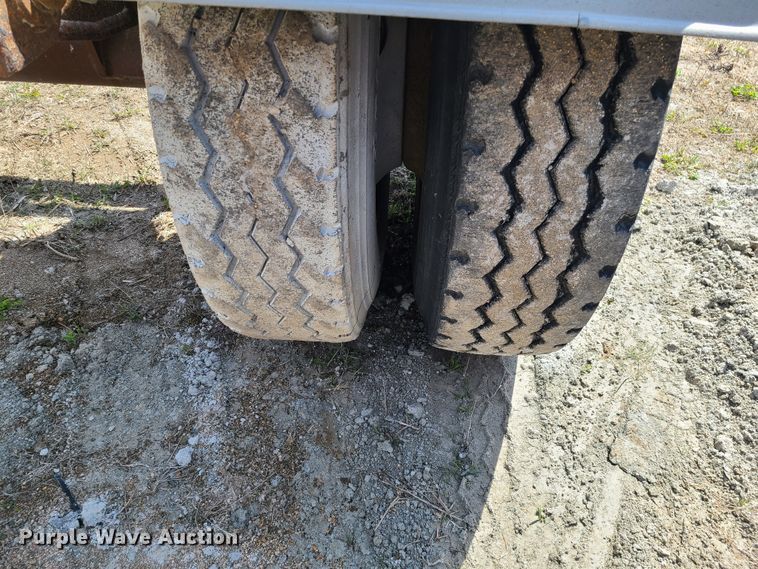 image for item HE9670 1976 Heil  pneumatic dry bulk trailer