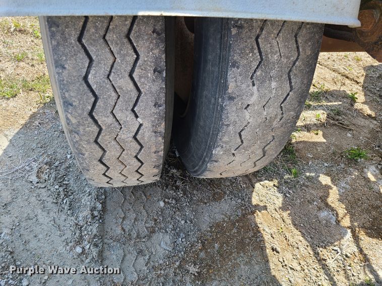 image for item HE9670 1976 Heil  pneumatic dry bulk trailer