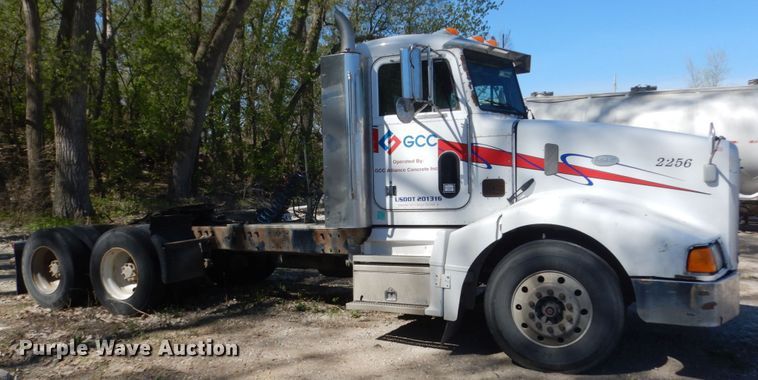 image for item HE9694 1999 Peterbilt 377A/E  semi truck