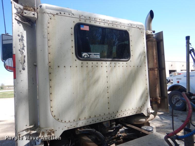 image for item HE9694 1999 Peterbilt 377A/E  semi truck