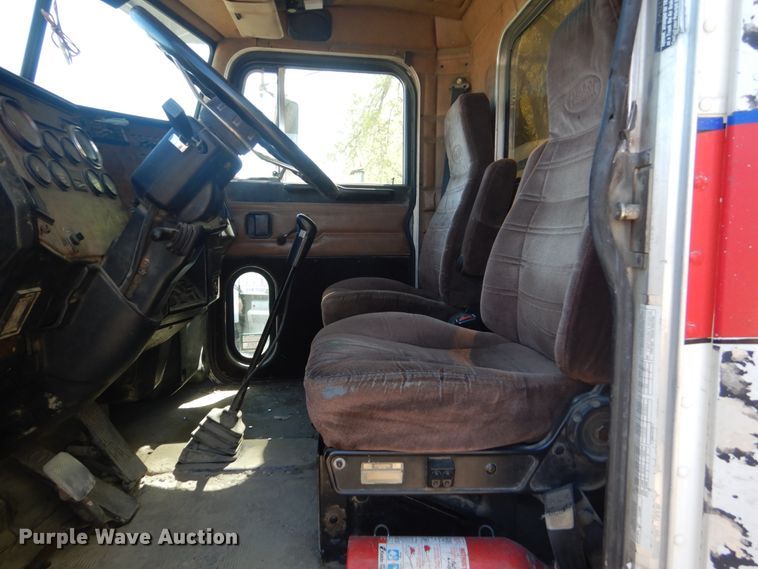 image for item HE9694 1999 Peterbilt 377A/E  semi truck