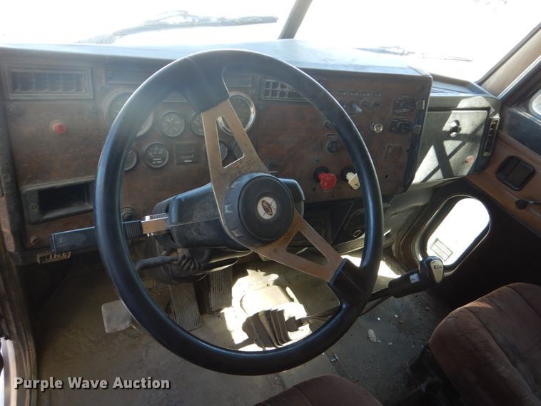 image for item HE9694 1999 Peterbilt 377A/E  semi truck