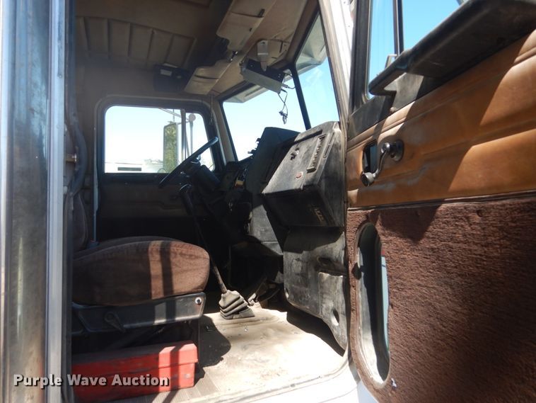 image for item HE9694 1999 Peterbilt 377A/E  semi truck