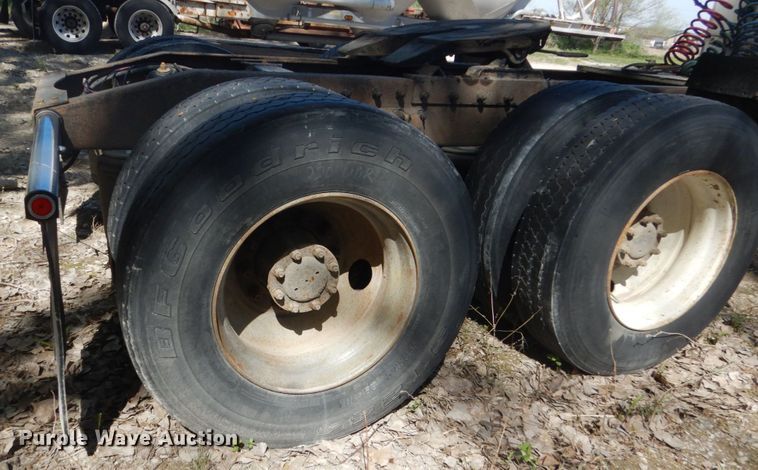 image for item HE9694 1999 Peterbilt 377A/E  semi truck