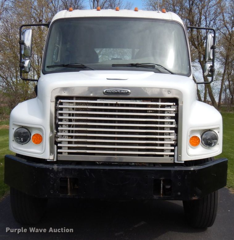 image for item HR9248 2006 Freightliner Business Class M2  Crew Cab truck cab and chassis