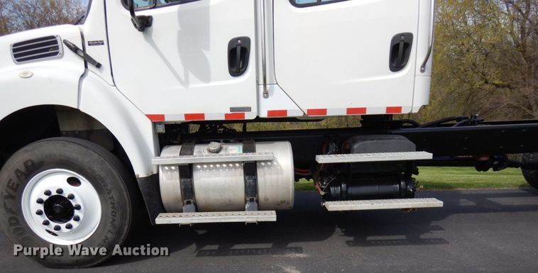 image for item HR9248 2006 Freightliner Business Class M2  Crew Cab truck cab and chassis