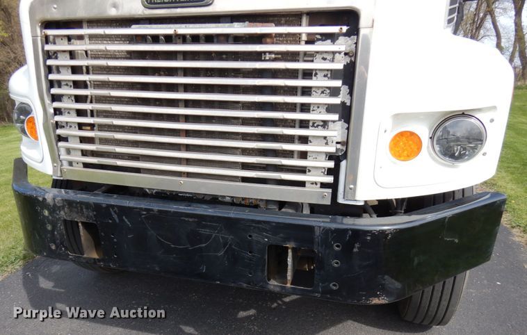 image for item HR9248 2006 Freightliner Business Class M2  Crew Cab truck cab and chassis