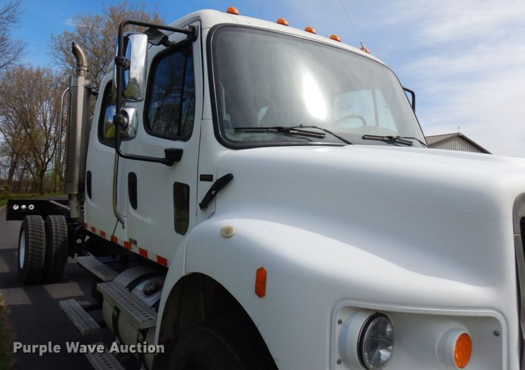 image for item HR9248 2006 Freightliner Business Class M2  Crew Cab truck cab and chassis