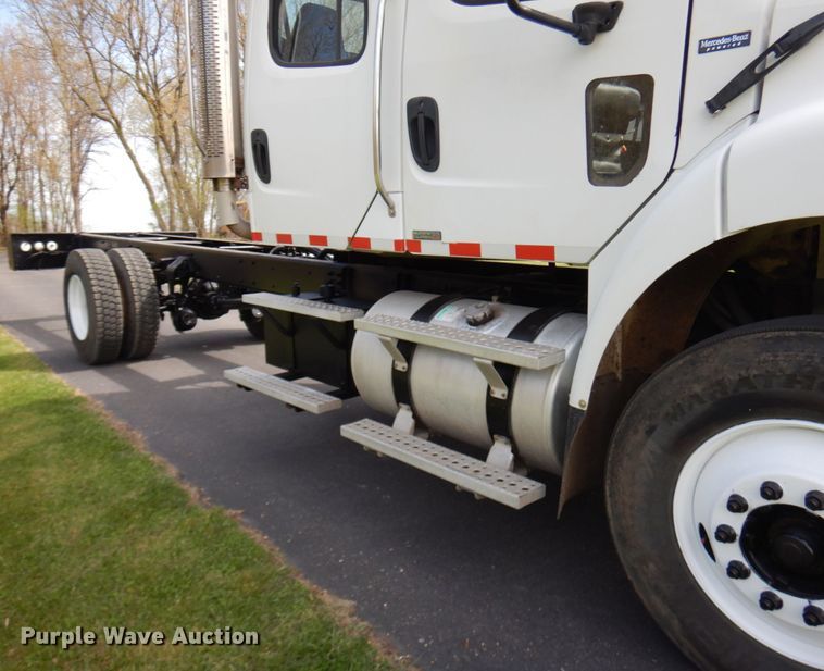 image for item HR9248 2006 Freightliner Business Class M2  Crew Cab truck cab and chassis