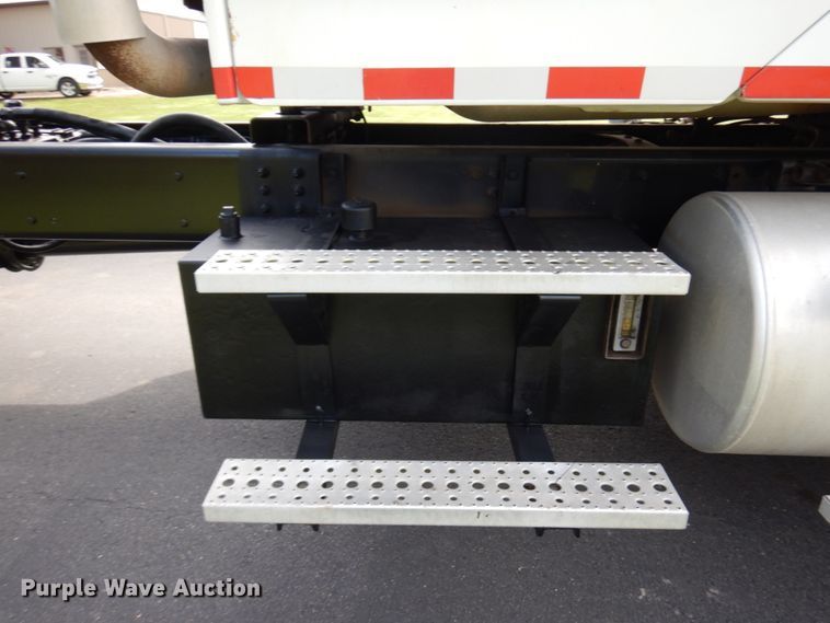 image for item HR9248 2006 Freightliner Business Class M2  Crew Cab truck cab and chassis