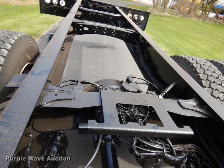 image for item HR9248 2006 Freightliner Business Class M2  Crew Cab truck cab and chassis