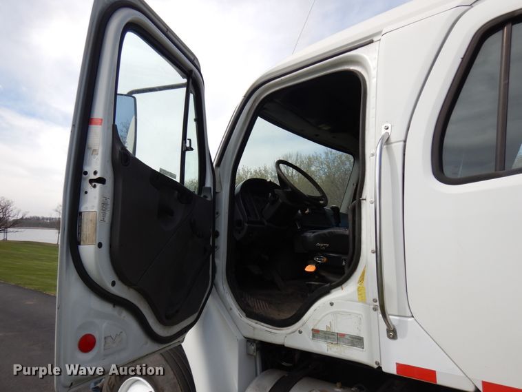 image for item HR9248 2006 Freightliner Business Class M2  Crew Cab truck cab and chassis