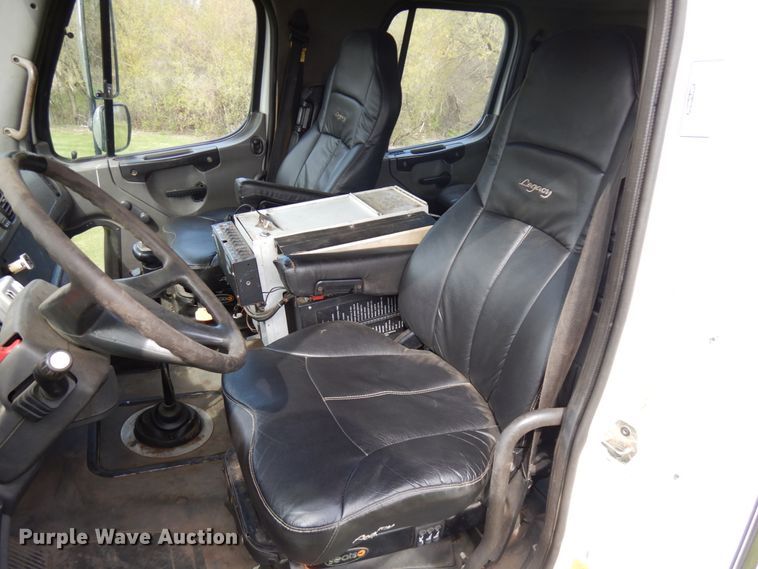 image for item HR9248 2006 Freightliner Business Class M2  Crew Cab truck cab and chassis