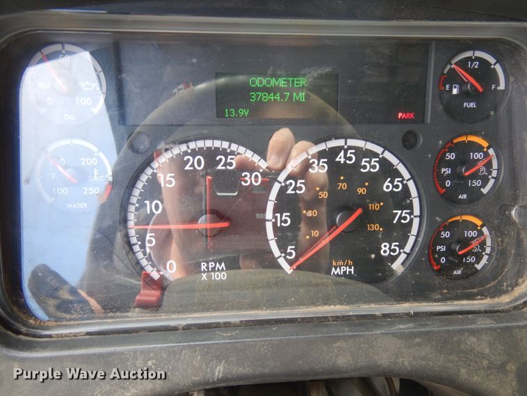 image for item HR9248 2006 Freightliner Business Class M2  Crew Cab truck cab and chassis