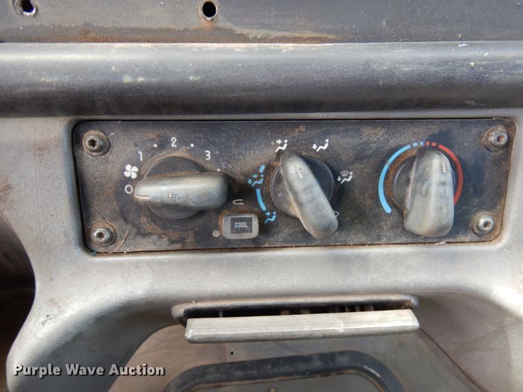 image for item HR9248 2006 Freightliner Business Class M2  Crew Cab truck cab and chassis