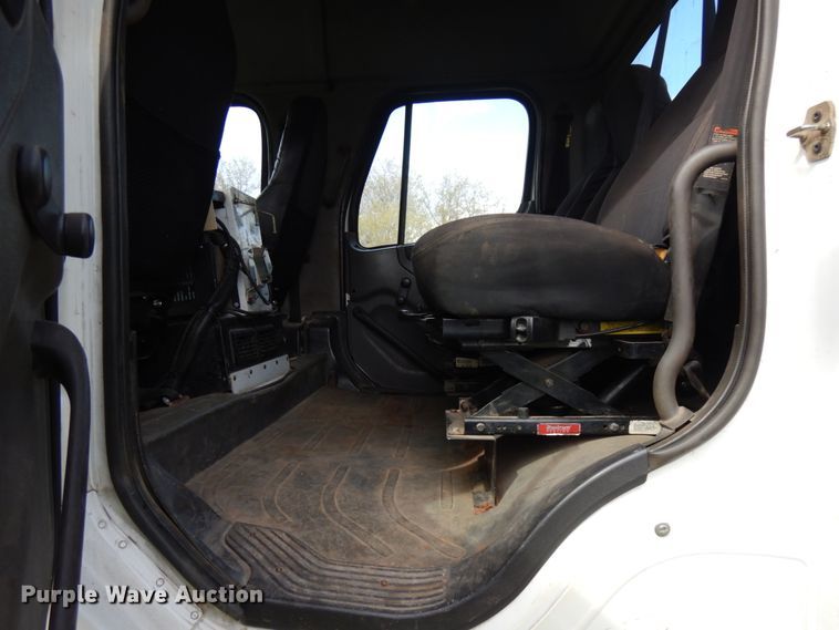 image for item HR9248 2006 Freightliner Business Class M2  Crew Cab truck cab and chassis