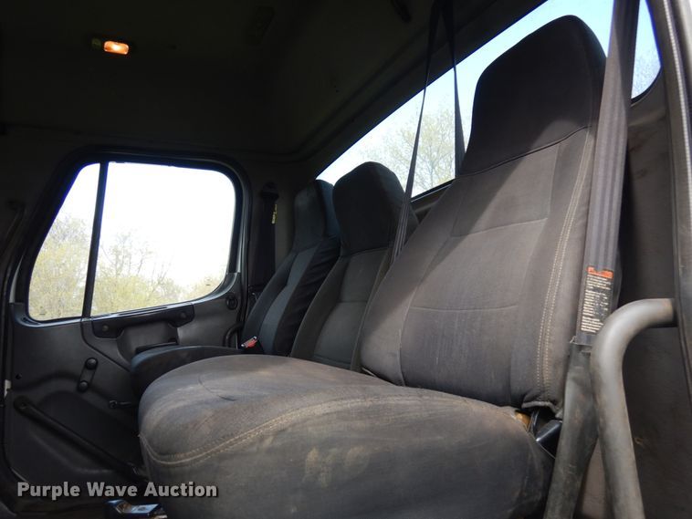 image for item HR9248 2006 Freightliner Business Class M2  Crew Cab truck cab and chassis