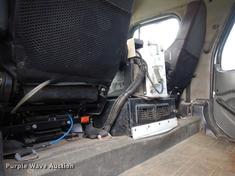 image for item HR9248 2006 Freightliner Business Class M2  Crew Cab truck cab and chassis