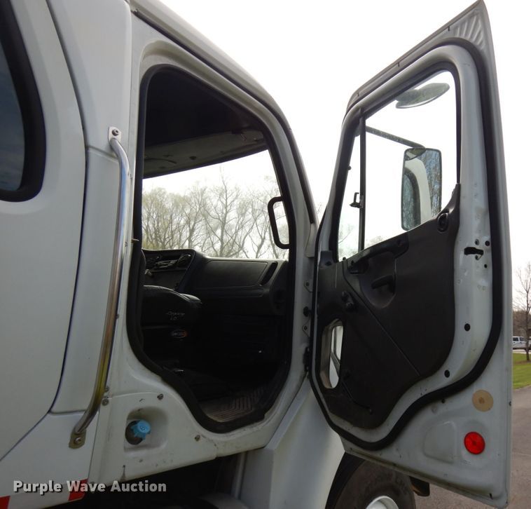image for item HR9248 2006 Freightliner Business Class M2  Crew Cab truck cab and chassis