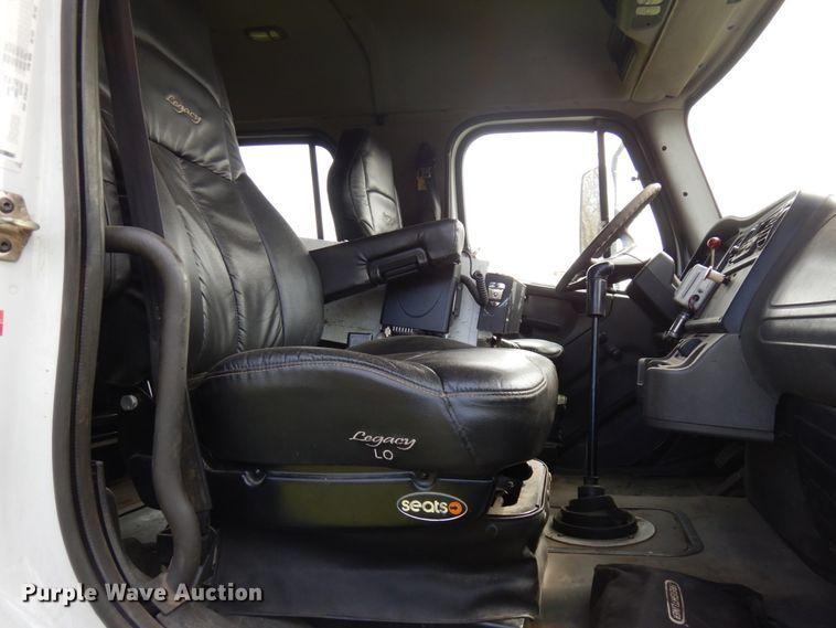 image for item HR9248 2006 Freightliner Business Class M2  Crew Cab truck cab and chassis