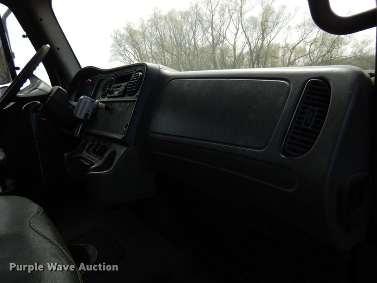 image for item HR9248 2006 Freightliner Business Class M2  Crew Cab truck cab and chassis