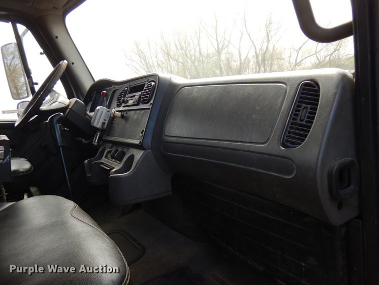 image for item HR9248 2006 Freightliner Business Class M2  Crew Cab truck cab and chassis