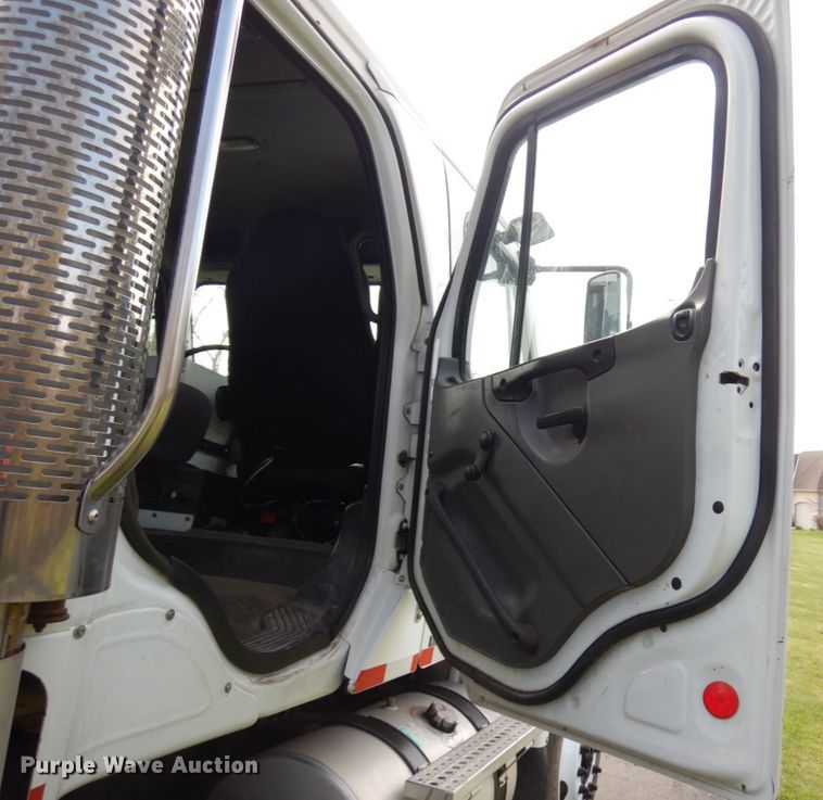 image for item HR9248 2006 Freightliner Business Class M2  Crew Cab truck cab and chassis