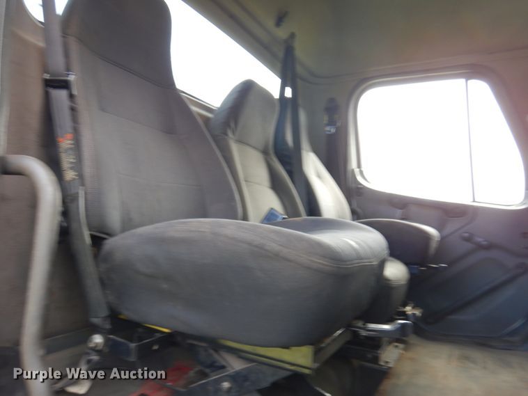 image for item HR9248 2006 Freightliner Business Class M2  Crew Cab truck cab and chassis