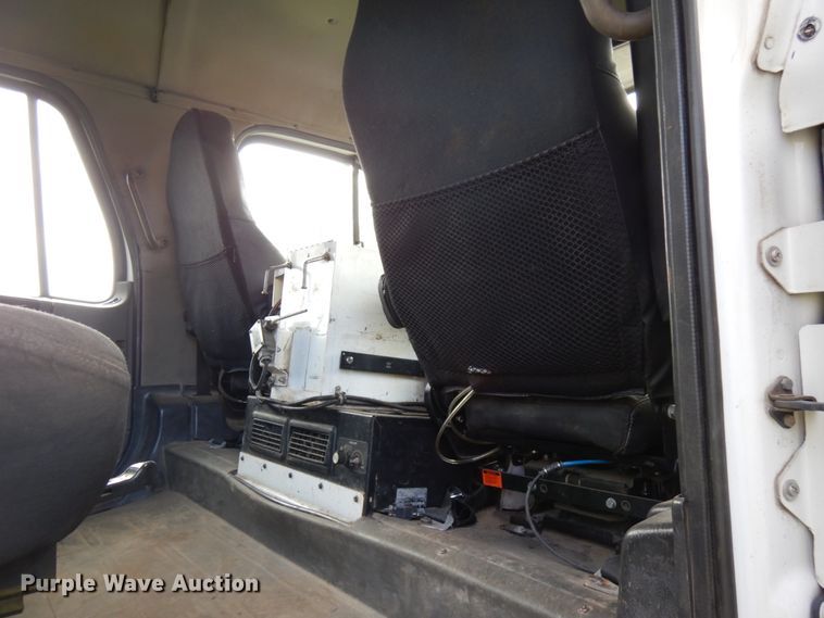 image for item HR9248 2006 Freightliner Business Class M2  Crew Cab truck cab and chassis