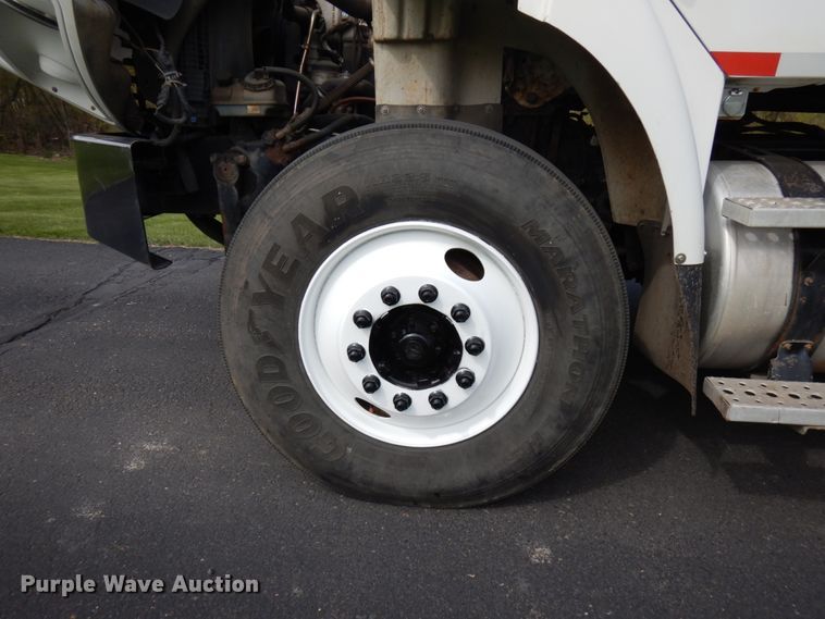 image for item HR9248 2006 Freightliner Business Class M2  Crew Cab truck cab and chassis