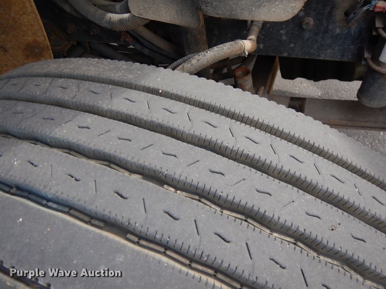 image for item HR9248 2006 Freightliner Business Class M2  Crew Cab truck cab and chassis