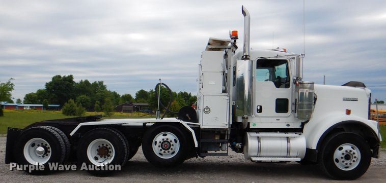 image for item HX9245 2006 Kenworth W900  semi truck