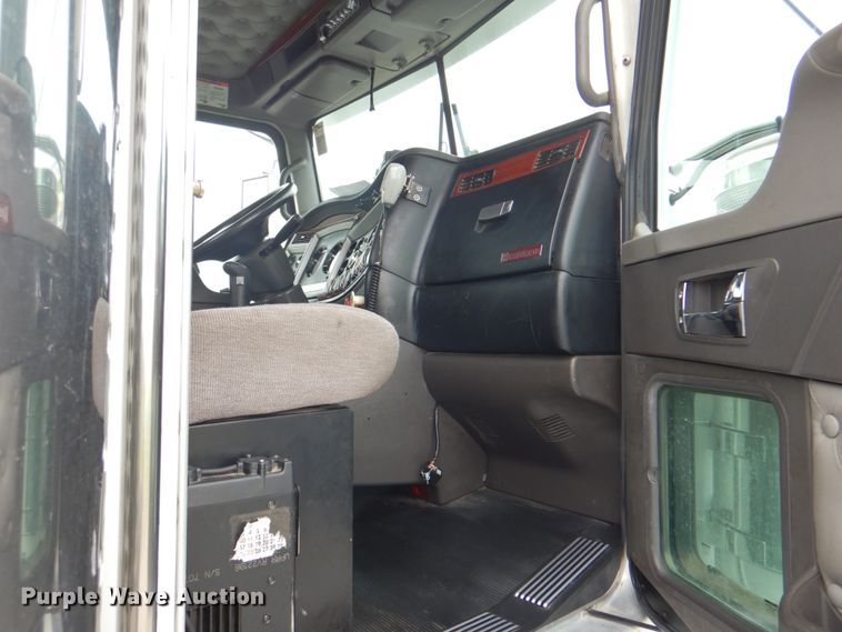 image for item HX9245 2006 Kenworth W900  semi truck