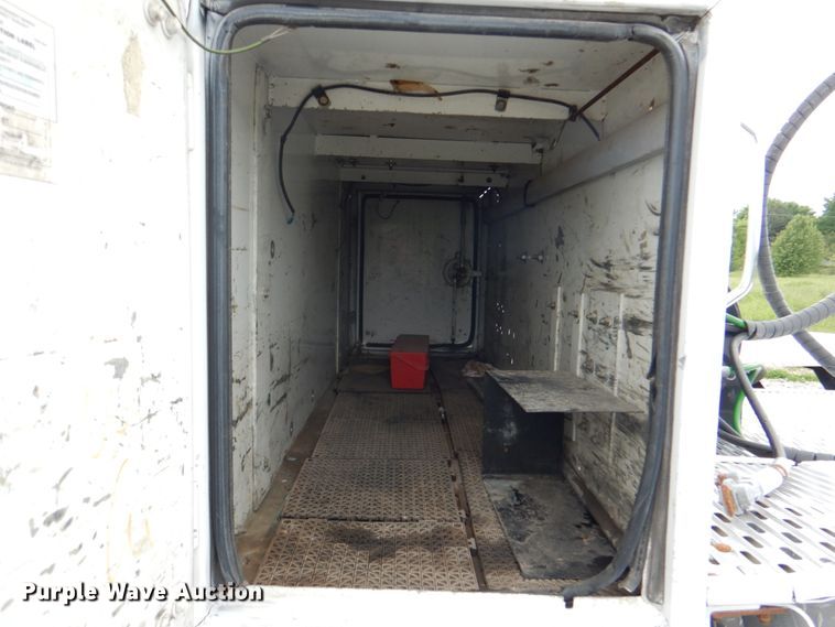 image for item HX9245 2006 Kenworth W900  semi truck