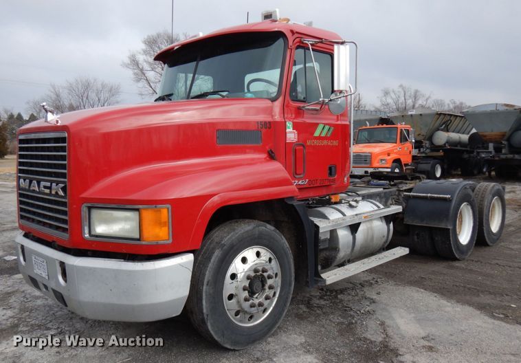 image for item HX9543 1999 Mack CH613  semi truck