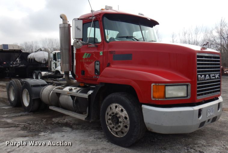 image for item HX9543 1999 Mack CH613  semi truck