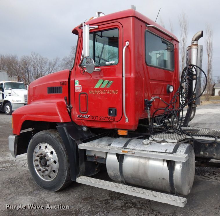 image for item HX9543 1999 Mack CH613  semi truck