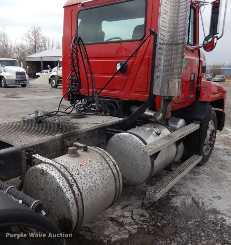 image for item HX9543 1999 Mack CH613  semi truck