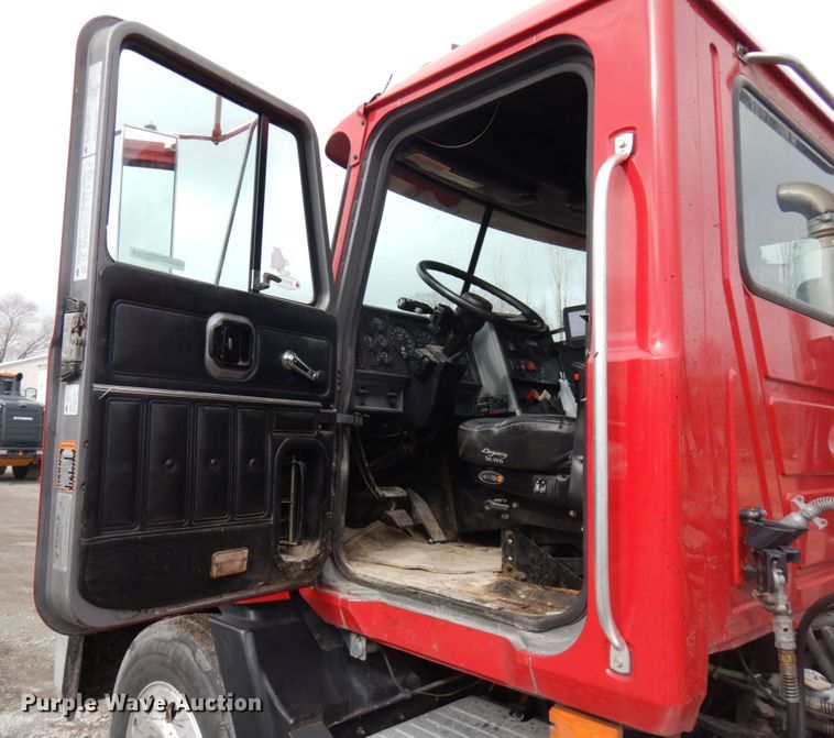 image for item HX9543 1999 Mack CH613  semi truck