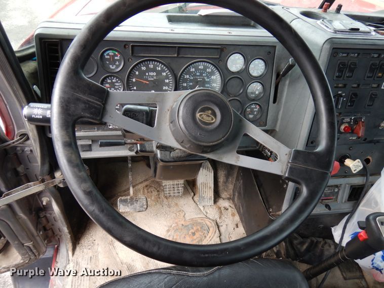 image for item HX9543 1999 Mack CH613  semi truck