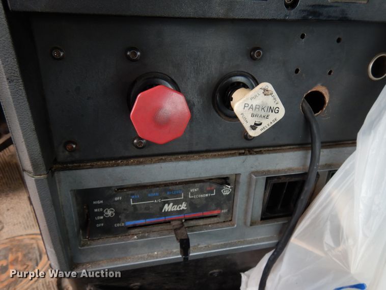 image for item HX9543 1999 Mack CH613  semi truck